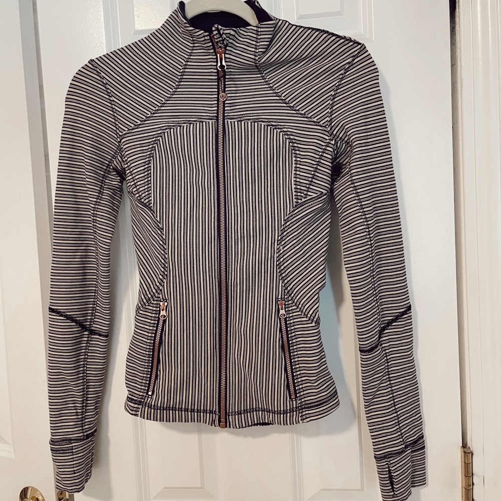 Lulu Lemon Define Jacket. Size 4, navy blue cream coloring and rose gold detail.